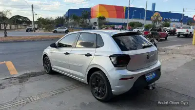 Volkswagen Polo Track 1.0 Flex 12V 5P - Miniatura 4